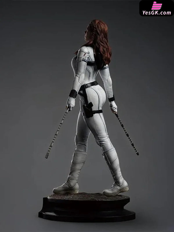 Black Widow Snow Suit 1/4 Licensed Statue - Queen Studio [In-Stock] - Full Payment - MARVEL