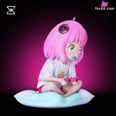 Spy x Family Anya plays games GK Statue - KK Studio [Pre-Order] SPY x FAMILY