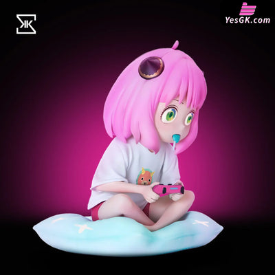 Spy x Family Anya plays games GK Statue - KK Studio [Pre-Order] SPY x FAMILY